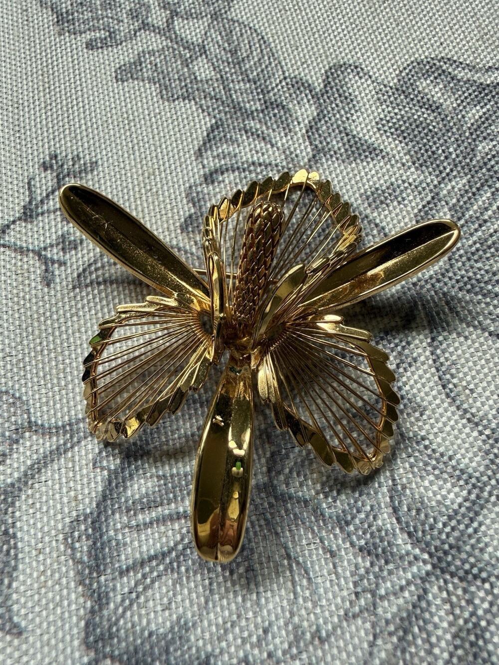 Vtg 80s MONET GOLD TONE METAL FLOWER PIN ORCHID Signed Wire Spineret Brooch